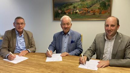 Op de foto ziet u van links naar rechts Marcel Meulen (directeur-bestuurder Vanhier Wonen), Sjef Eussen (voorzitter Huurdersbelangenvereniging) en Ruud Braun (wethouder Gemeente Voerendaal)